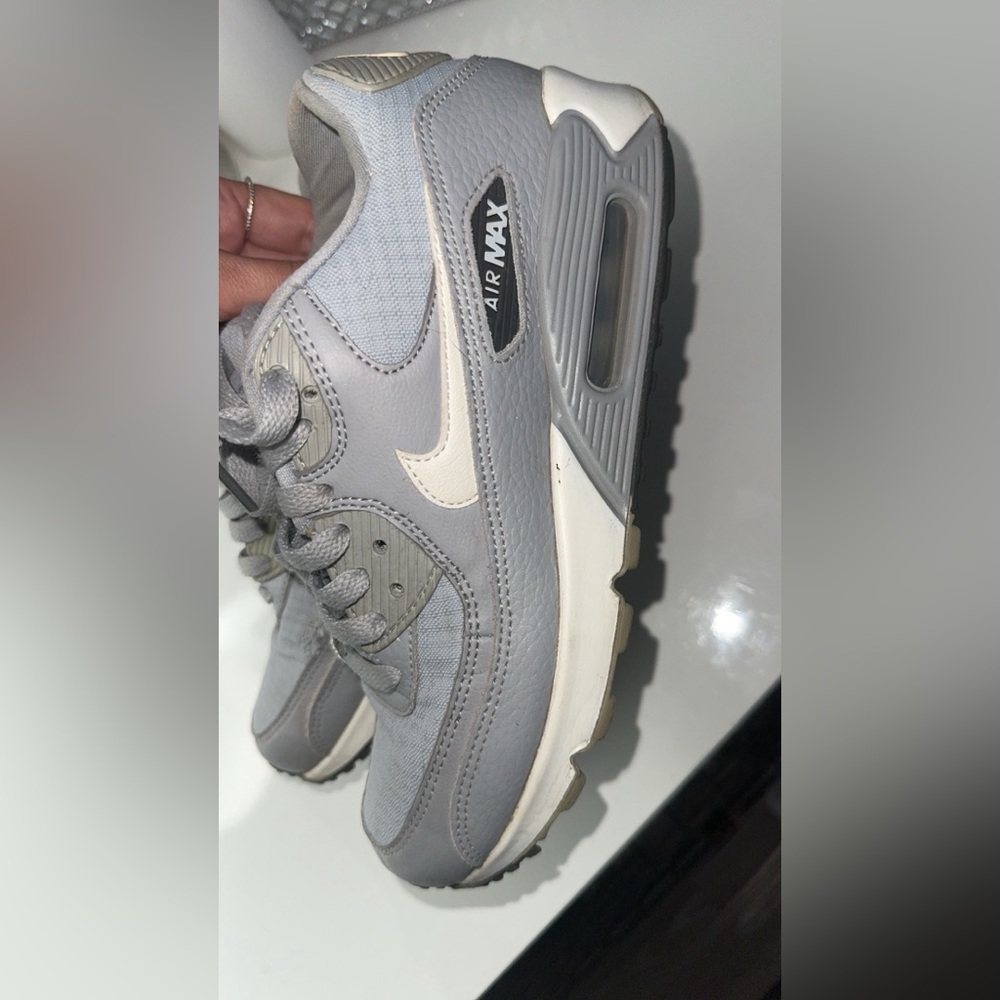 Nike women’s air max 90 gray & white